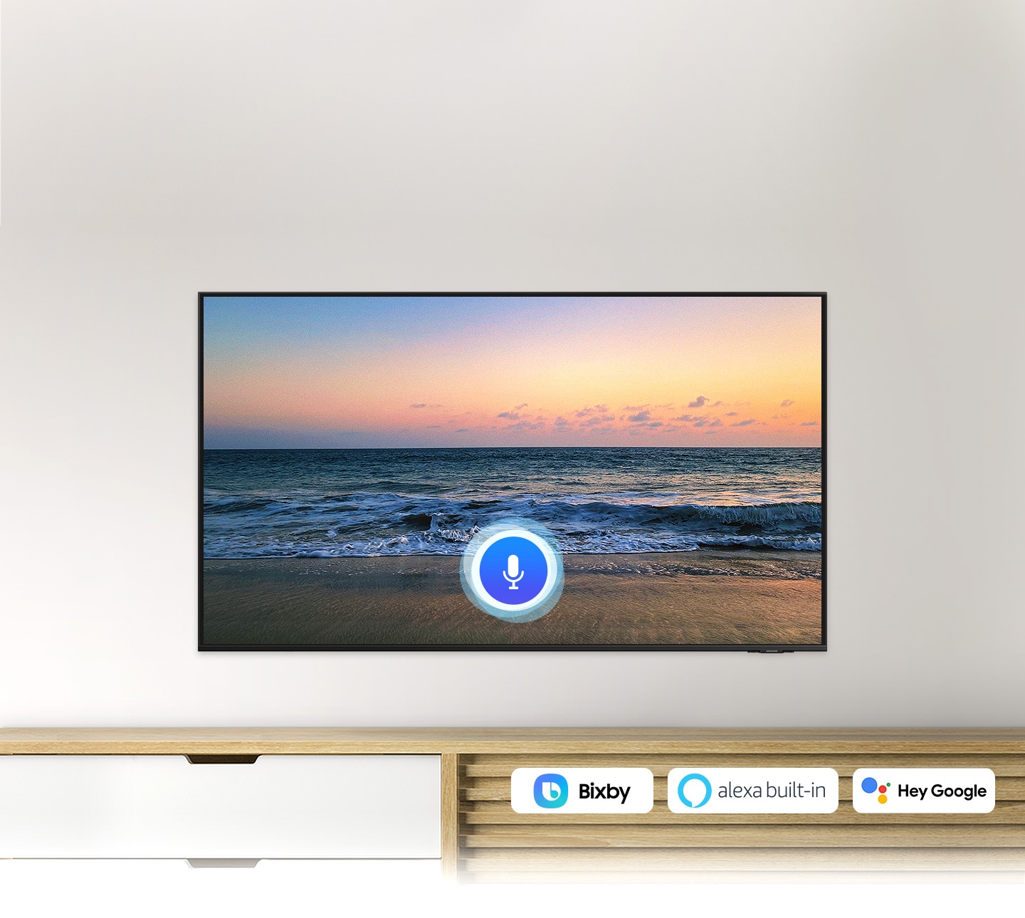 Biểu tượng micrô bao phủ hình ảnh màn hình TV lúc hoàng hôn trên bãi biển, tượng trưng cho chức năng trợ lý giọng nói của TV Ultra HD.