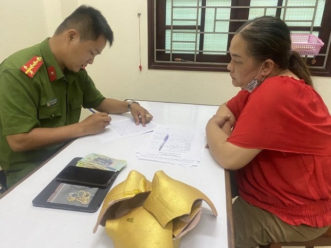 Nghi phạm Nga tại cơ quan công an. Ảnh: Nam Em