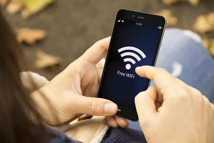 Sử dụng WiFi ở nơi đông người sẽ khiến WiFi yếu và nhiễu Sử dụng WiFi ở nơi đông người sẽ khiến WiFi yếu và nhiễu