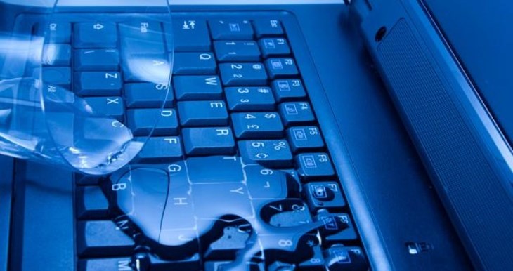 Vô tình dính nước trên bàn phím laptop