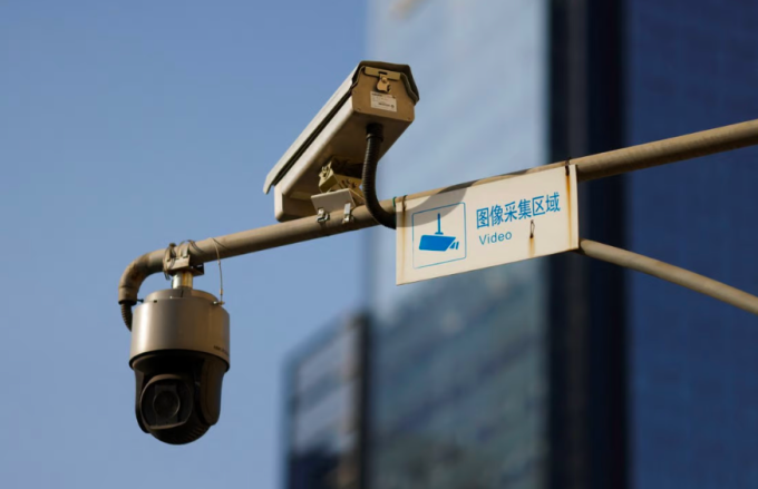 Một mẫu camera giám sát giao thông tại Bắc Kinh. Ảnh: Reuters