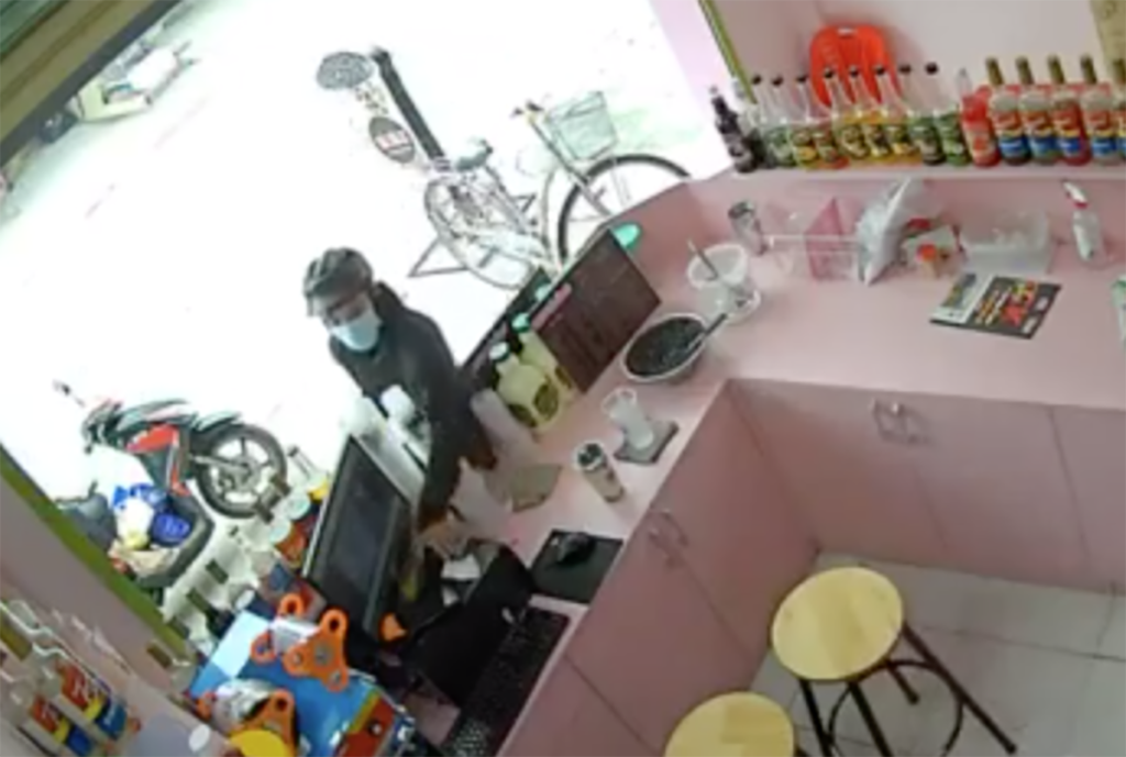 Camera an ninh: Vờ mua trà sữa, trộm điện thoại