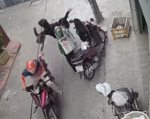 Camera an ninh- Giật túi xách bất thành
