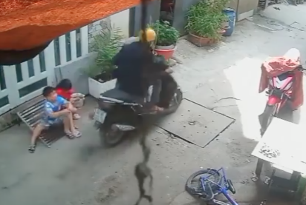 Camera an ninh: Cướp điện thoại trên tay bé trai