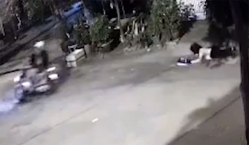Camera an ninh: Ngã nhào vì bị giật túi xách
