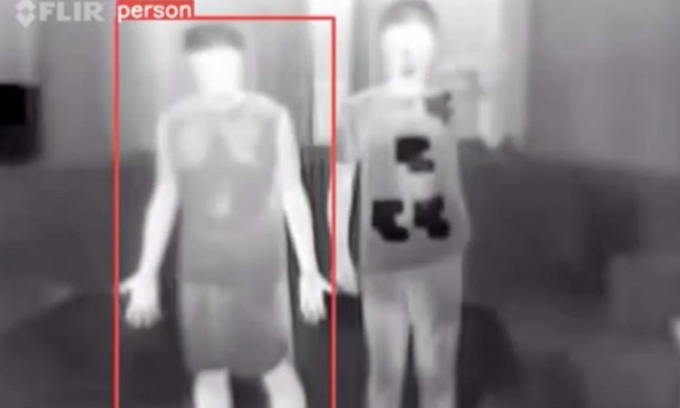 Áo choàng InvisDefense khiến camera an ninh không thể phát hiện cơ thể người đi qua. Ảnh: Wei Hui