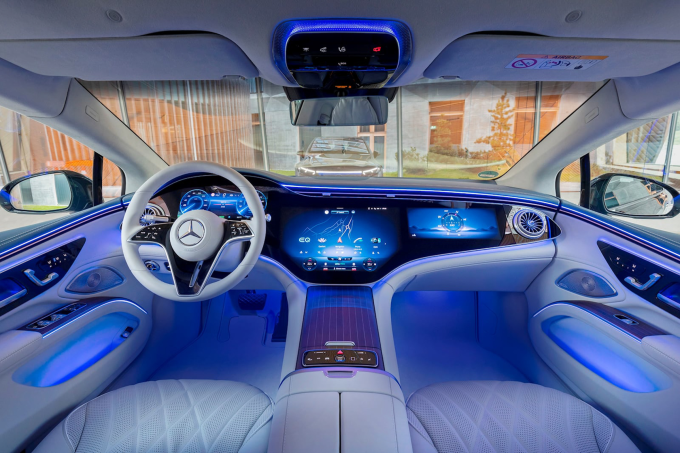 Hệ thống màn hình lớn bên trong mẫu xe Mercedes MBUX Hyperscreen. Ảnh: Mercedes