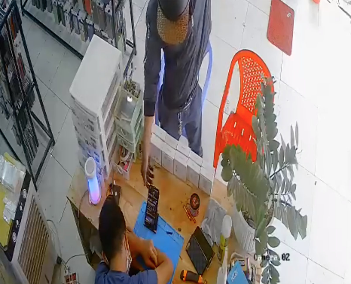 Bị trộm vì ngủ gục ở cửa hàng
