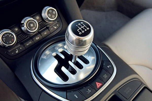 Các bộ phận trên sàn sau ô tô