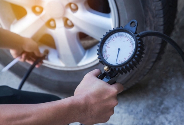 Hướng dẫn cách kiểm tra áp suất lốp ô tô thấp