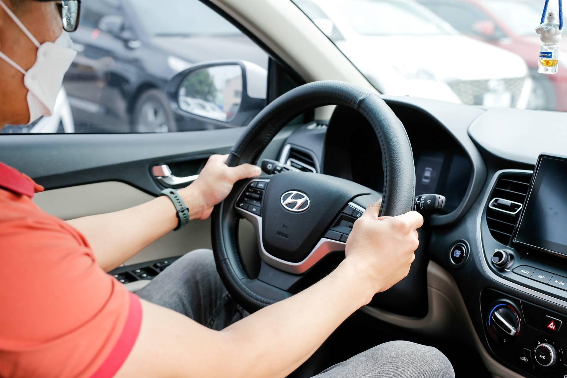 Cách lái xe ô tô bằng một tay