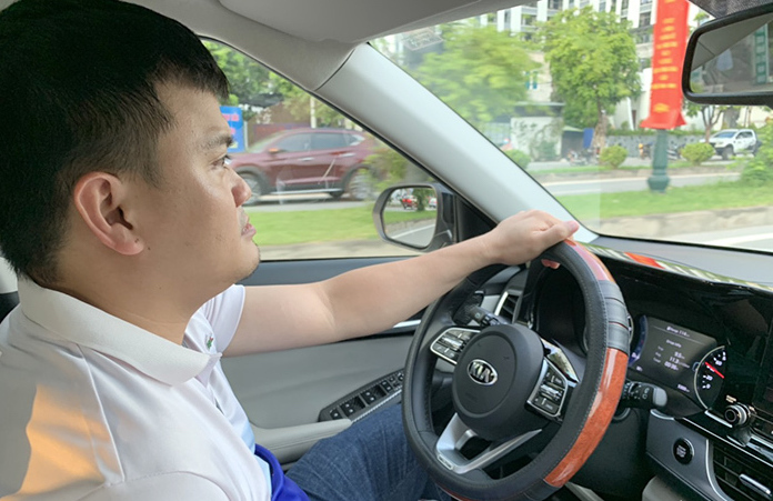 Cách lái xe ô tô bằng một tay