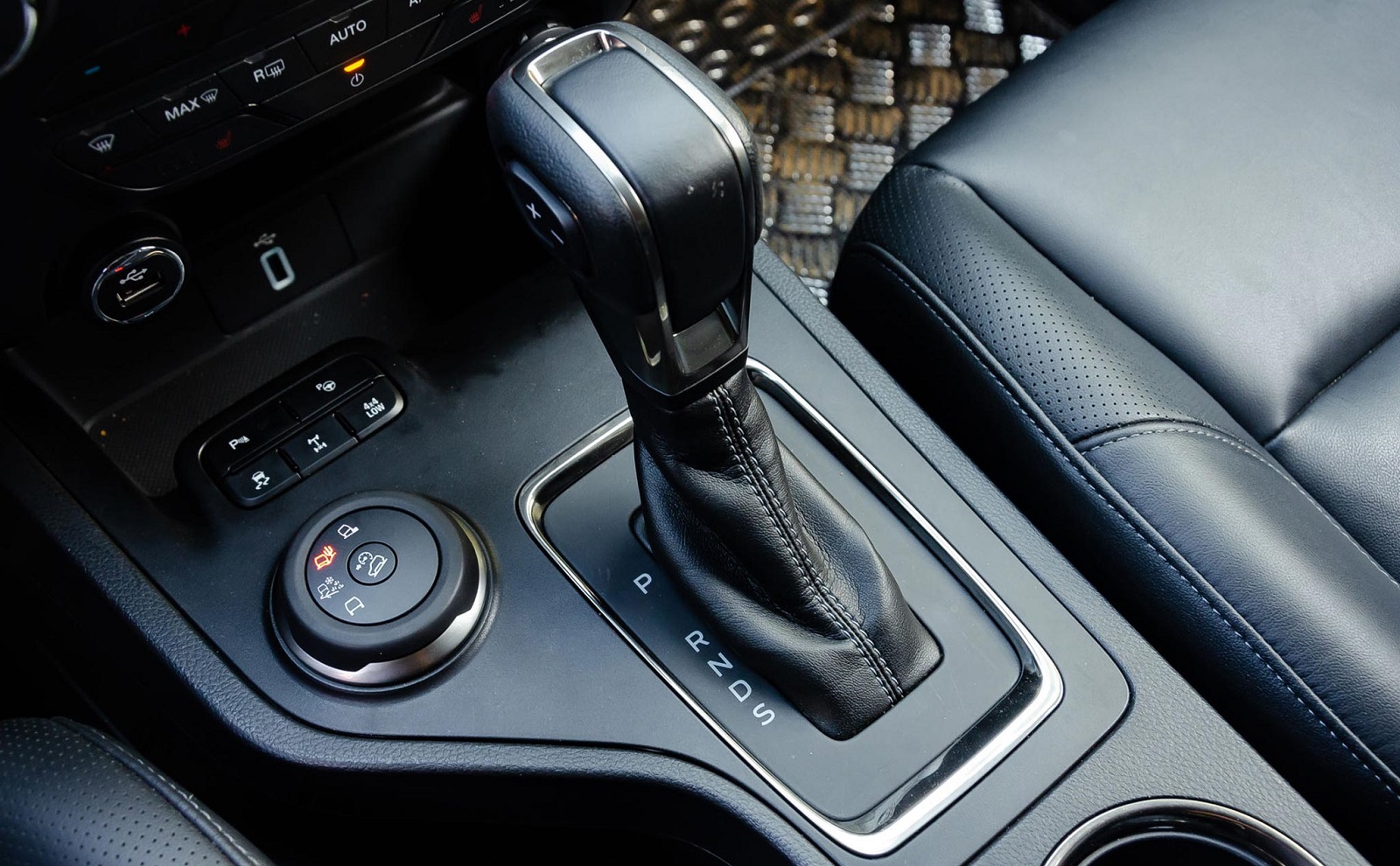 Cách lái xe khi sử dụng ô tô
