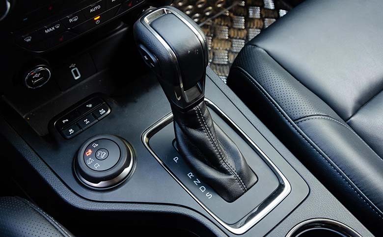Cách lái xe xuống dốc