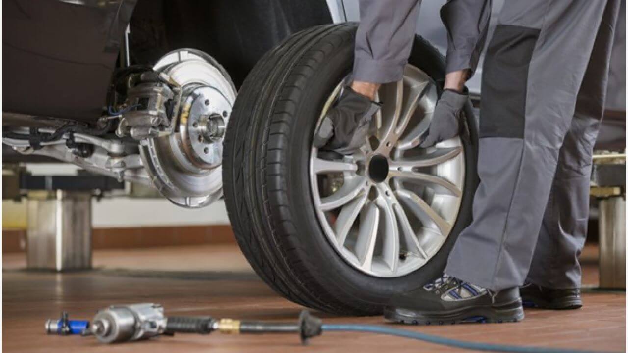 Cách lắp lốp xe ô tô lớn