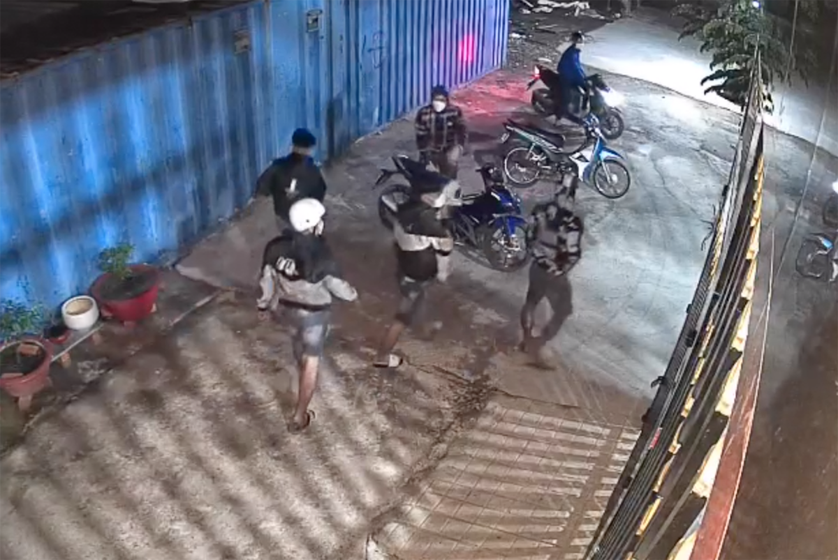 Camera an ninh: 6 thanh niên ‘trộm 10 con gà’