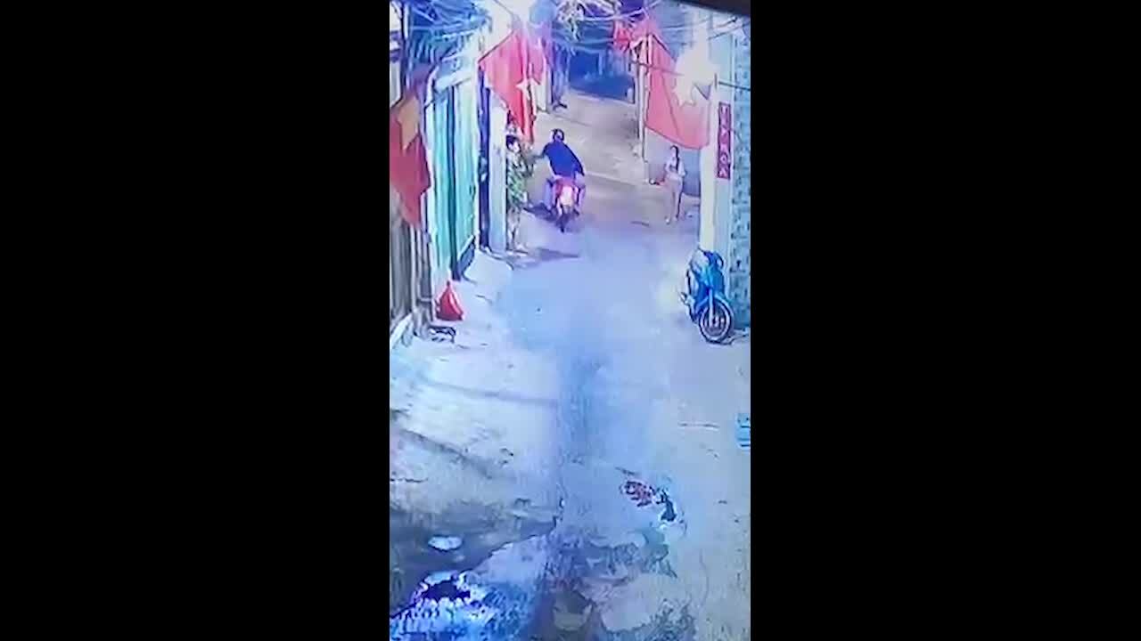 Camera an ninh: Bé gái bị kẻ lạ chém khi chơi trước nhà