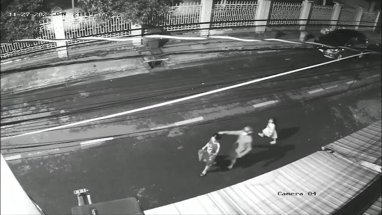 Camera an ninh: Cứa cổ cướp điện thoại giữa phố