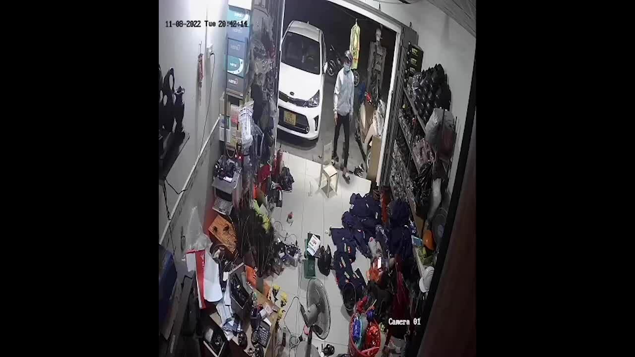 Camera an ninh: Thanh niên vào nhà cướp điện thoại em bé 5 tuổi