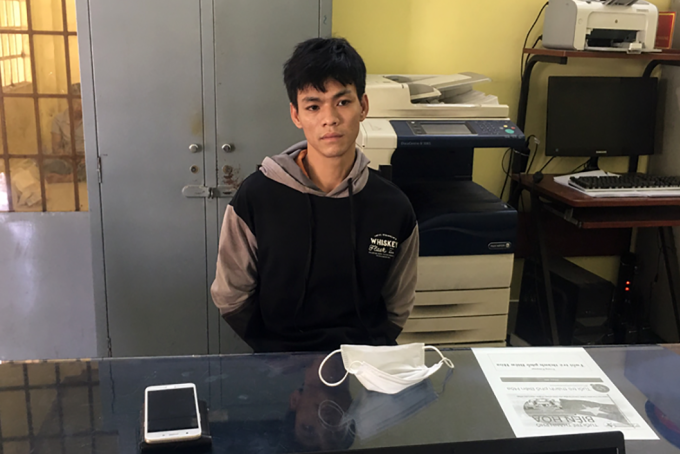 Nguyễn Quang Vinh và điện thoại cướp được của nạn nhân. Ảnh: Phước Tuấn