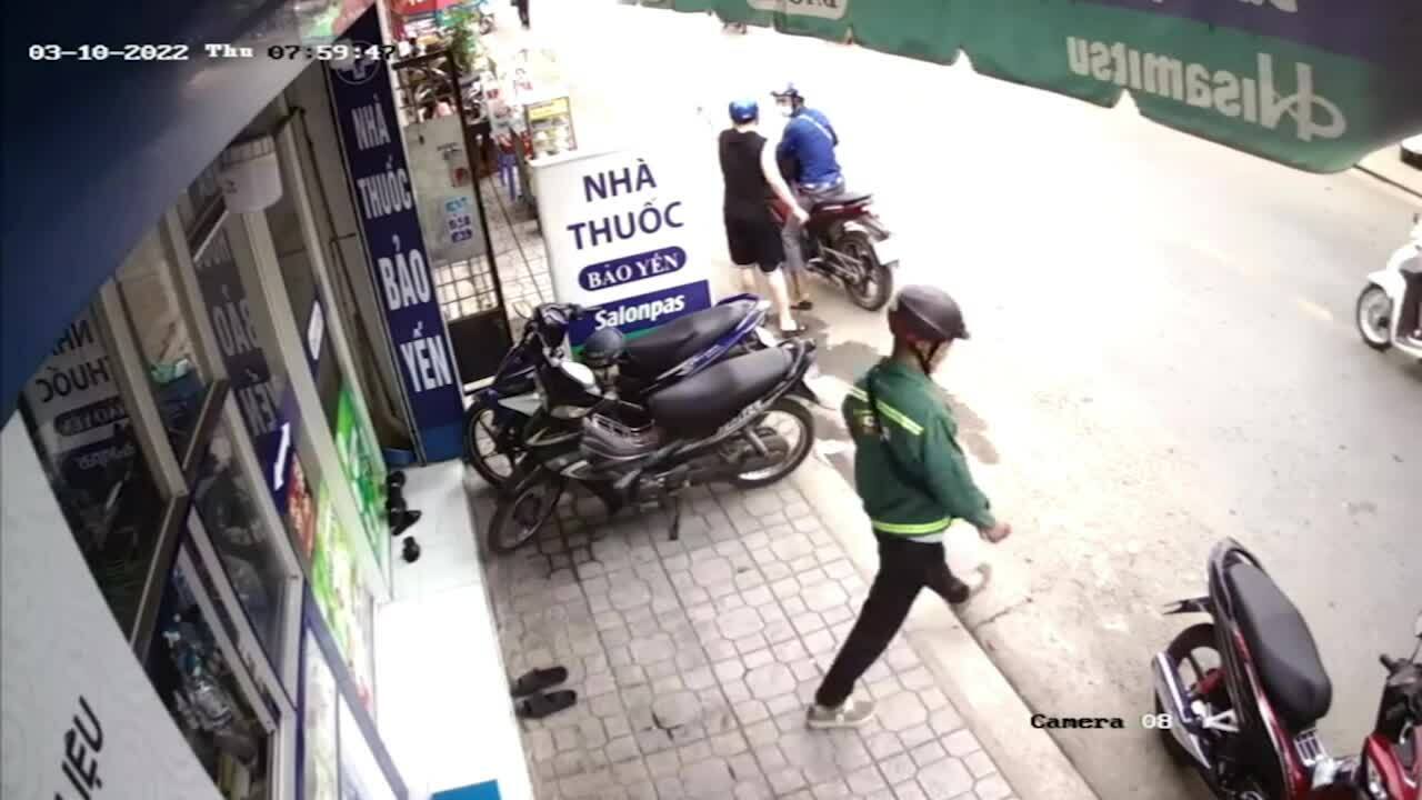 Dàn cảnh hỏi đường, cướp xe máy sinh viên