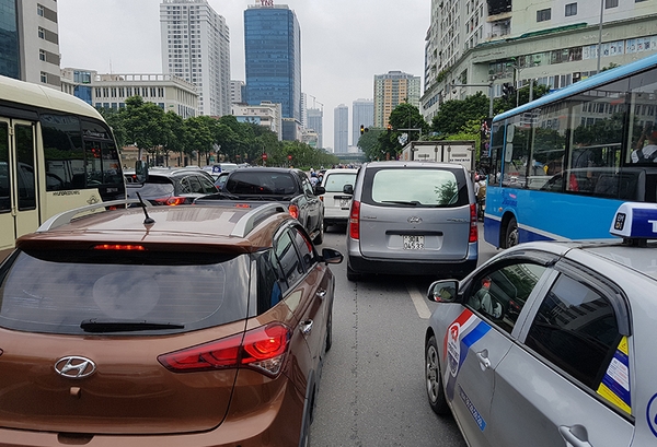 lái xe số tự động an toàn trong thành phố