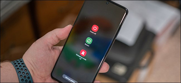 Khởi động lại điện thoại của bạn để khắc phục các vệt màn hình