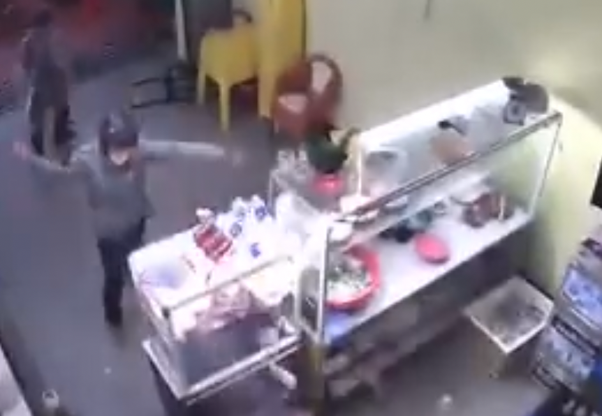 Quán ăn bị đập phá