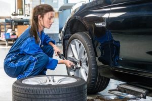Kinh nghiệm thay lốp ô tô đơn giản