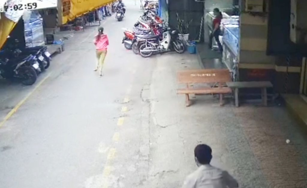 Camera an ninh: Cô gái cướp nhẫn ở tiệm vàng