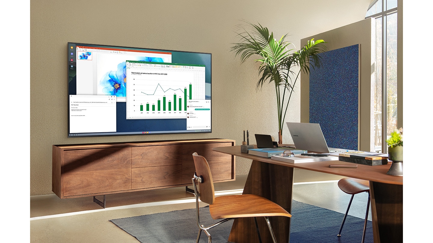 Trong phòng khách, màn hình TV hiển thị chức năng kết nối PC với TV, cho phép TV ở nhà kết nối với PC văn phòng.