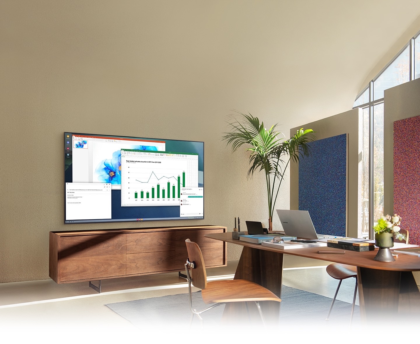 Trong phòng khách văn phòng, màn hình TV hiển thị tính năng PC on TV, cho phép TV ở nhà kết nối với PC văn phòng.